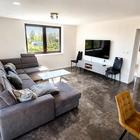 Family House With Jacuzzi And Sauna, Dom wakacyjny *