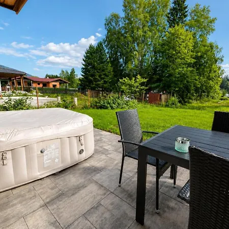 Family House With Jacuzzi And Sauna, Dom wakacyjny