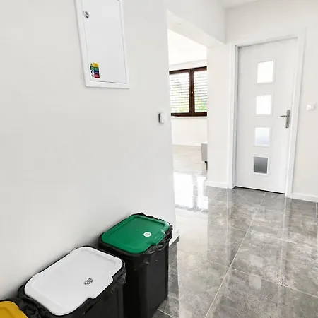 Family House With Jacuzzi And Sauna, Żar