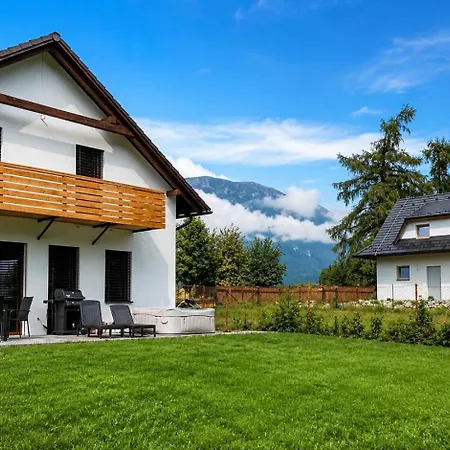 Family House With Jacuzzi And Sauna, Dom wakacyjny Żar